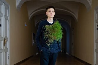 Студент из Томска вырастил траву на одежде