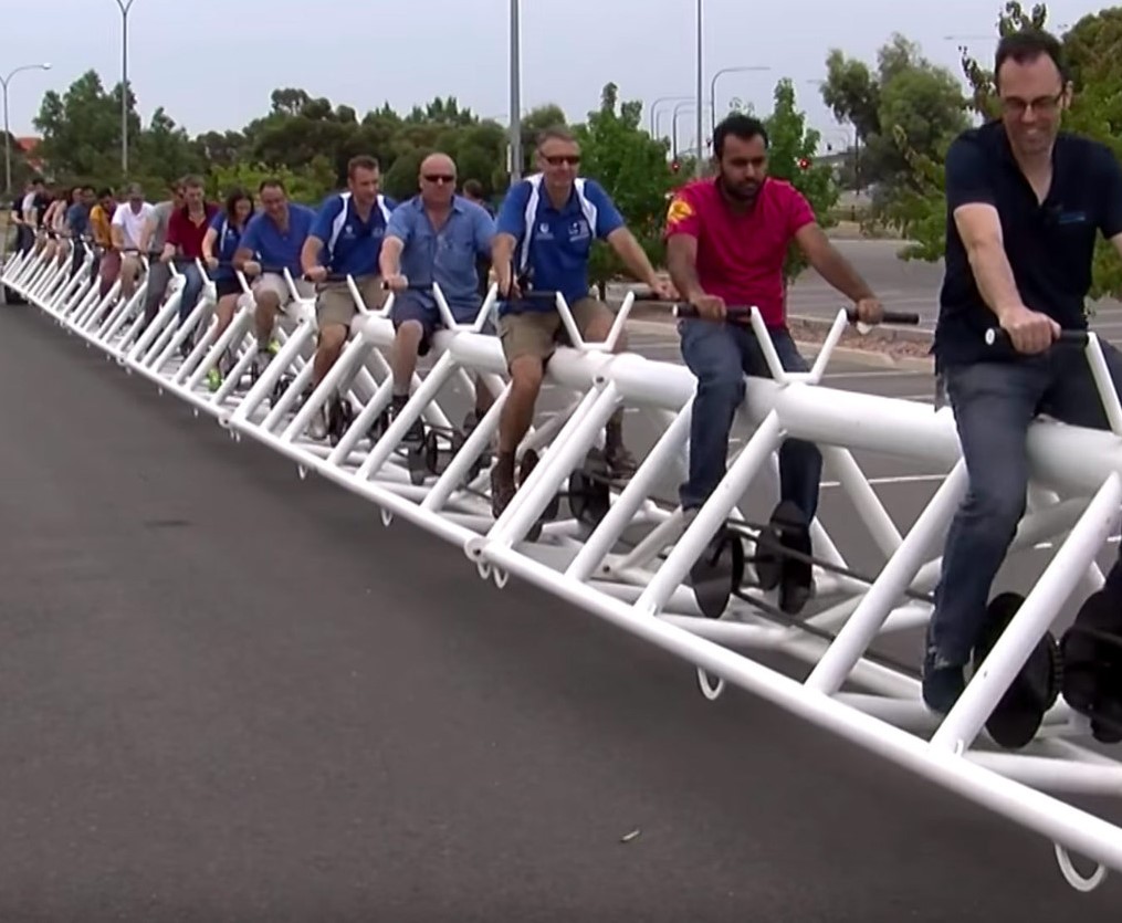 Самый длинный в мире велосипед (видео)
