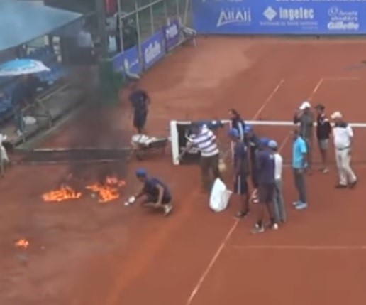 В Марокко сушили теннисный корт бензином (видео)