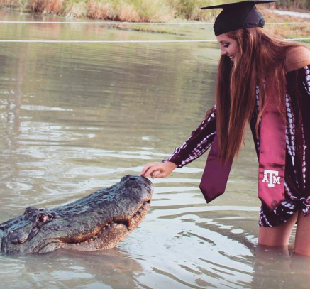 Студентка пришла на выпускной с крокодилом