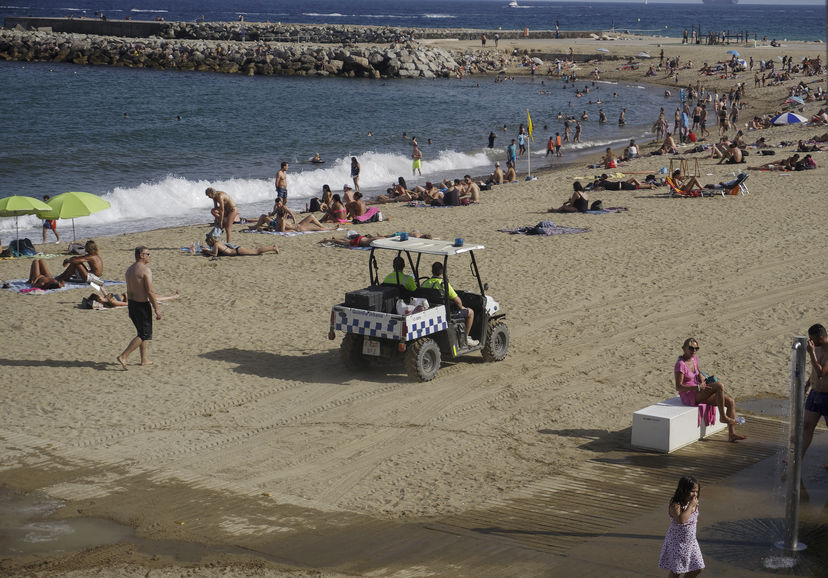 Итальянские полицейские начали охранять песок