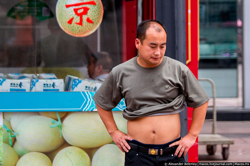 Китайцам запретили ходить с голым пузом