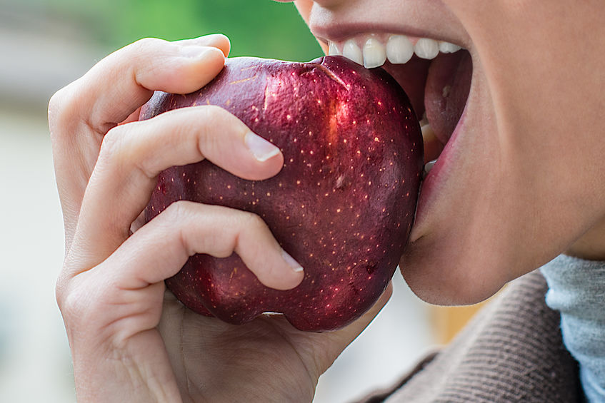 Учёные советуют съедать яблоки целиком