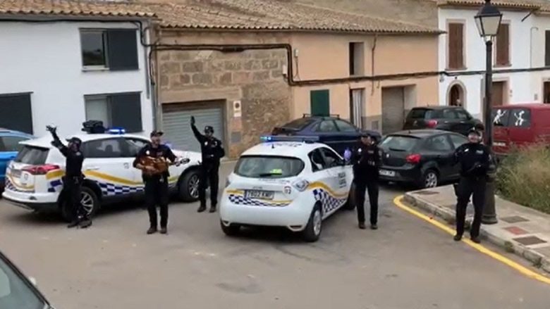 Испанские полицейские дают концерты для горожан