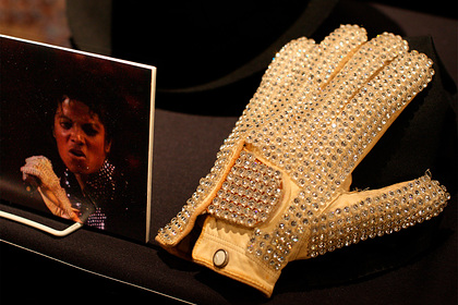 Белую перчатку Джексона продали за миллионы