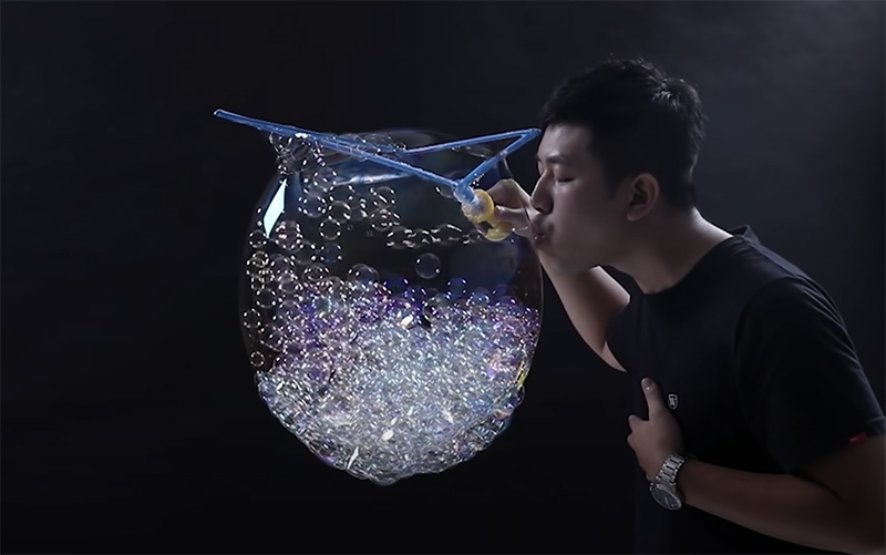 Тайванец благодаря мыльным пузырям дважды попал в Книгу рекордов Гиннесса
