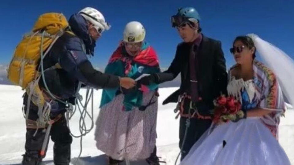 Боливийцы поженились в самой высокой точке Южной Америки
