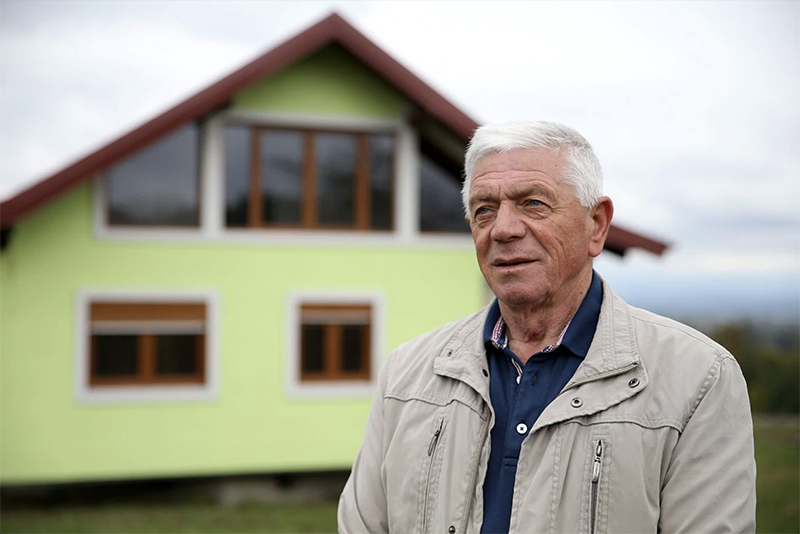 Босниец построил вращающийся дом из-за жалоб жены