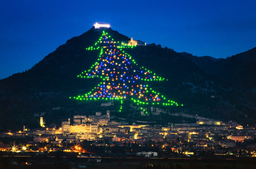 Самую большую елку в мире зажгли в Италии