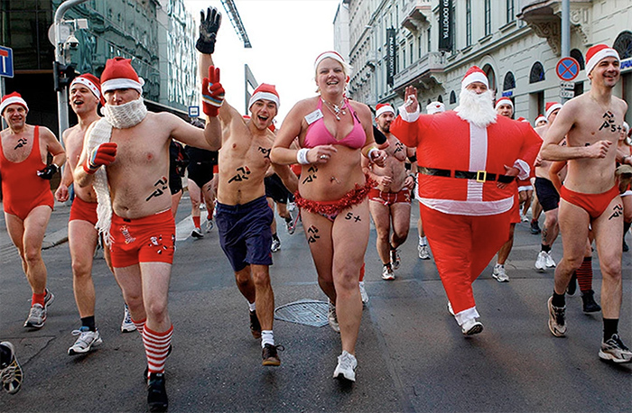 Венгерские Санта-Клаусы пробежались голышом