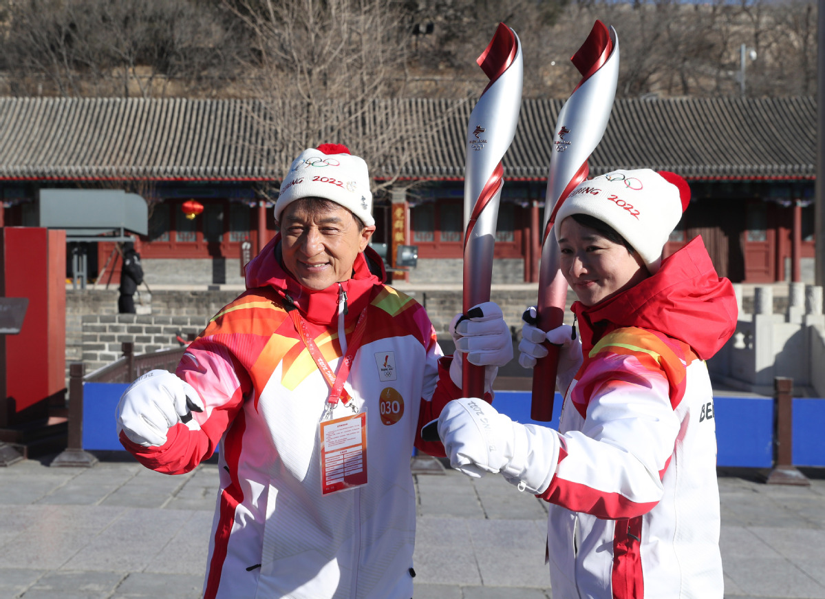 Джеки Чан принял участие в эстафете олимпийского огня и замерз