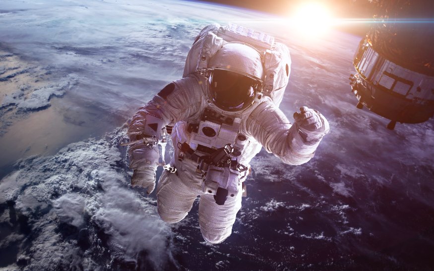Мошенник притворился астронавтом и просил купить ему билет на Землю