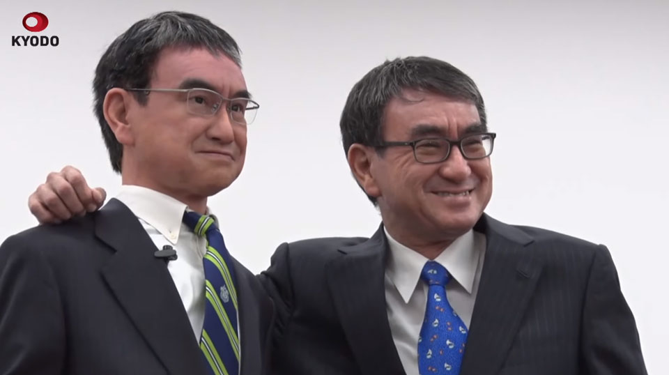 У японского министра появился клон, чтобы чиновник больше успевал