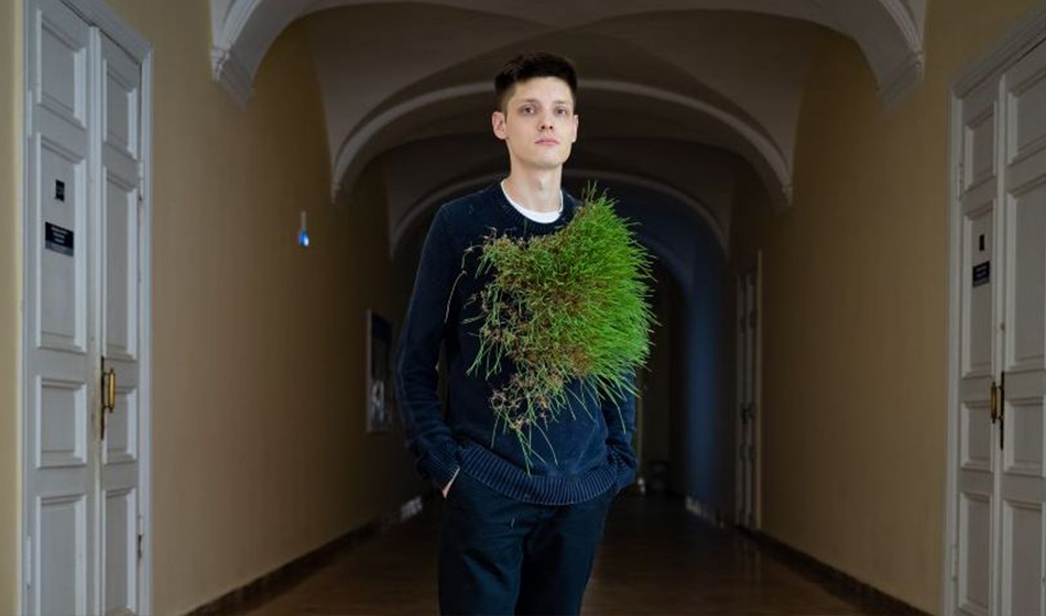 Студент из Томска вырастил траву на одежде